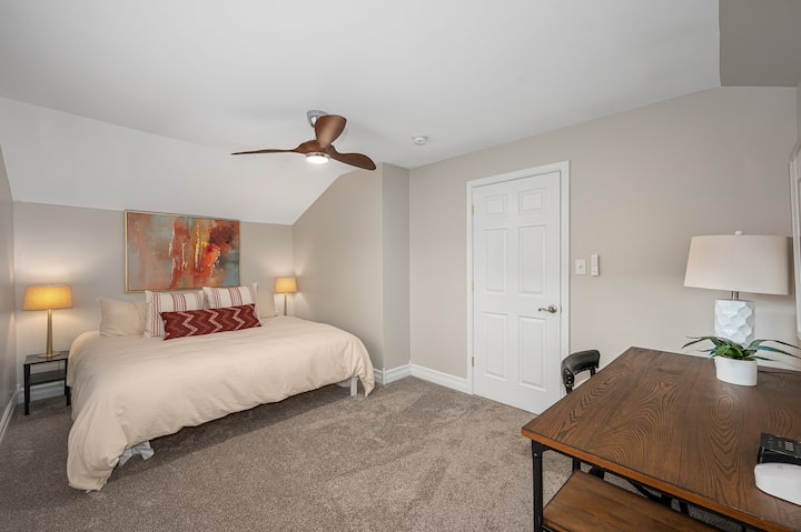 استمتع بمظهر الراحة في غرفة النوم الرئيسية، التي تتميز بسرير كبير الحجم ومساحة عمل مخصصة لراحتك.