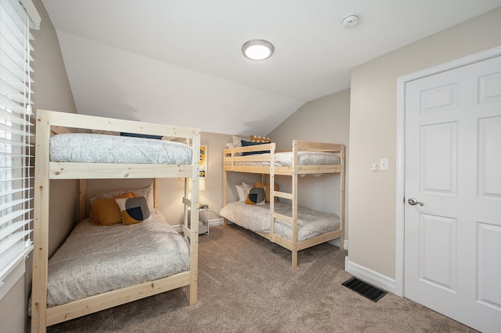 استمتع بتجربة مساحة واسعة للنوم في الغرفة ذات الطابقين، والتي تتميز بأربعة أسرّة مزدوجة لإقامة مريحة ومريحة