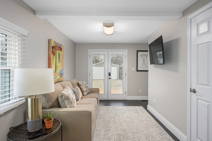 توفر غرفة النوم الثالثة القابلة للتكيف تنوعًا مع سرير أريكة مريح، مما يسمح لك بتخصيص المساحة لتناسب احتياجاتك 