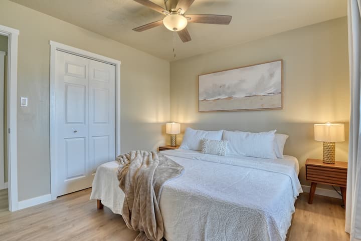 Მყუდრო დიდი საძინებელი უშუქო ფარდებითა და ჭერის ვენტილატორით - იდეალურია ხანგრძლივი დღის შემდეგ დასასვენებლად. Ოჯახებისთვის კარადაში ხელმისაწვდომია შეკვრა და გართობა, რომ პატარებთან ერთად მოგზაურობა გაგიმარტივოთ.