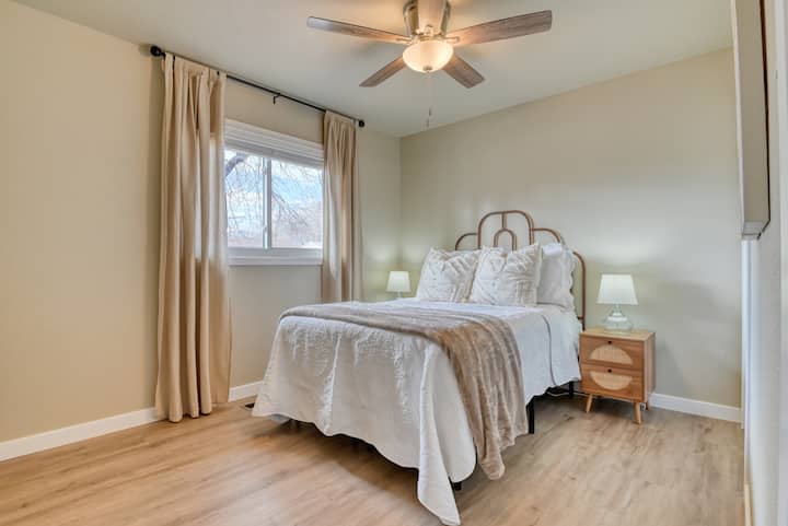 Კომფორტული სრული ზომის საწოლი, თბილი საბანი და ჭერის ვენტილატორი - იდეალურია აქტივობებით სავსე დღის შემდეგ კომფორტულად დასასვენებლად.