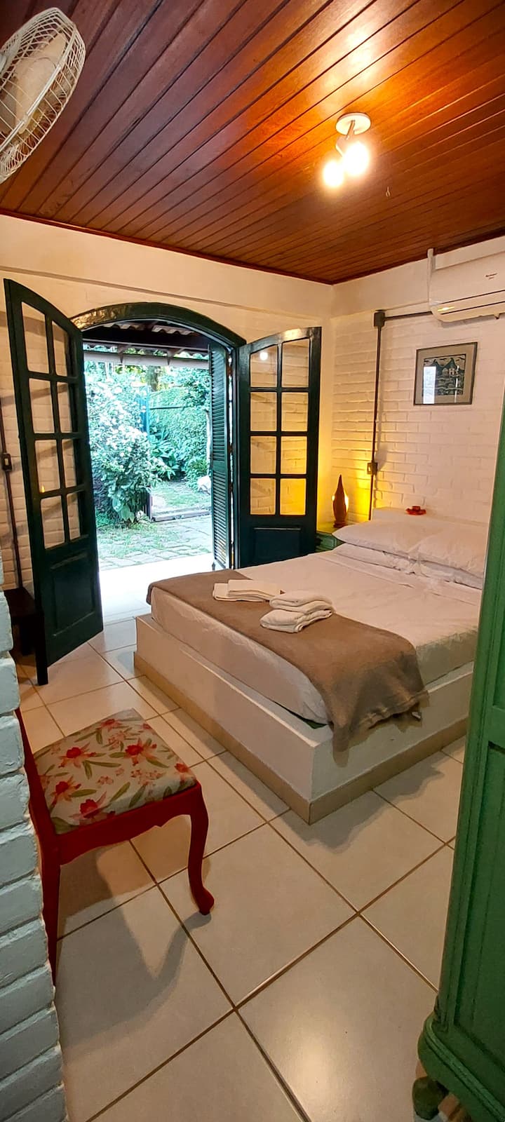 Suite, vue depuis l'entrée de la chambre, en regardant l'arrière de la maison.
