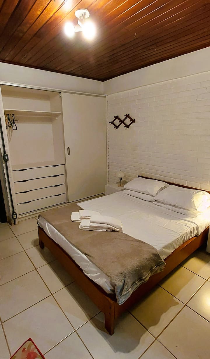 Chambre double. Le côté gauche du placard est préparé pour l'usage des voyageurs, avec cintres et tiroirs. Le côté droit du placard est verrouillé car il n'est pas autorisé d'être utilisé par les voyageurs.