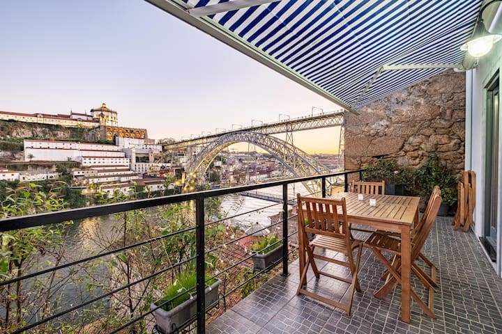 Panoramic River View Downtown With Terrace