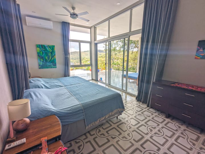 Dy ventilatorë tavani dhe aircon, kjo dhomë gjumi e rehatshme kryesore ofron pamje të qytetit dhe kodrës direkt nga krevatet e tua.