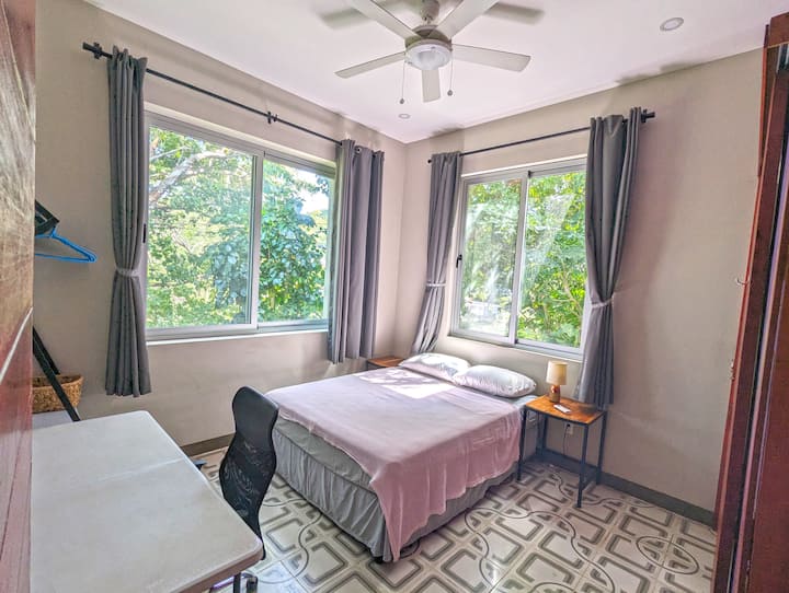 Kjo dhomë gjumi është një imazh identik me pasqyrën e mëparshme. Kjo fotografi përfshin një tavolinë portative të palosshme që mund të përdoret për punë ose të hiqet për më shumë hapësirë në dysheme.