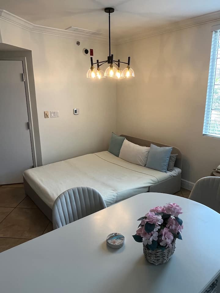 第二张床，标准双人床，可以从沙发上做成。
餐桌将放置在更靠近中心的位置，床可以放在角落。