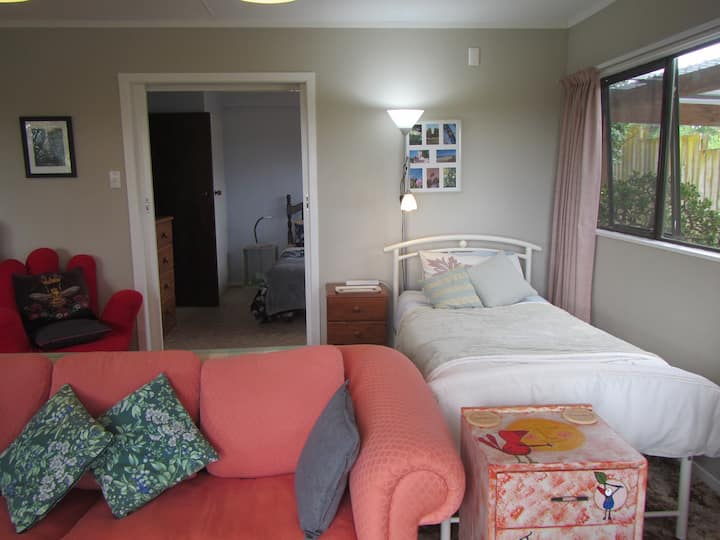 Peaceful Miranda Area & Sleeps 3 - Ngatea