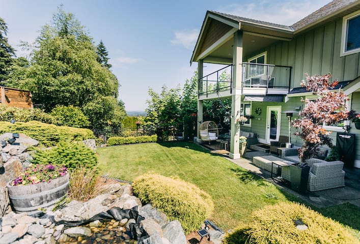 Executive 3 bedroom Home on Bear Mountain gallery image 3