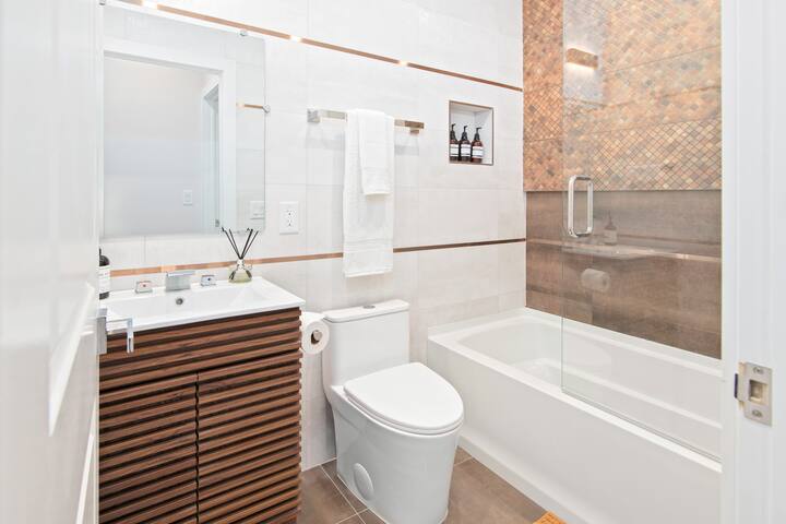 Spacious Home | 2-Car Garage |Yard |20 Min to NYC! gallery image 5