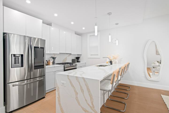 Spacious Home | 2-Car Garage |Yard |20 Min to NYC! gallery image 2