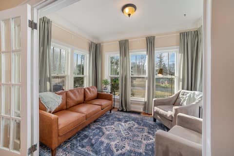 Hot Tub * Fireplace * W/D * 114Mbps *Self Check-In