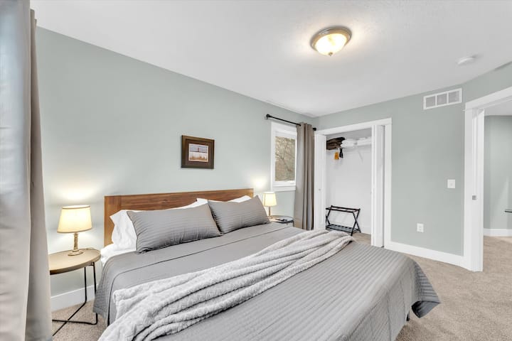 Sink into the queen bed and sleep in. Wake up recharged.