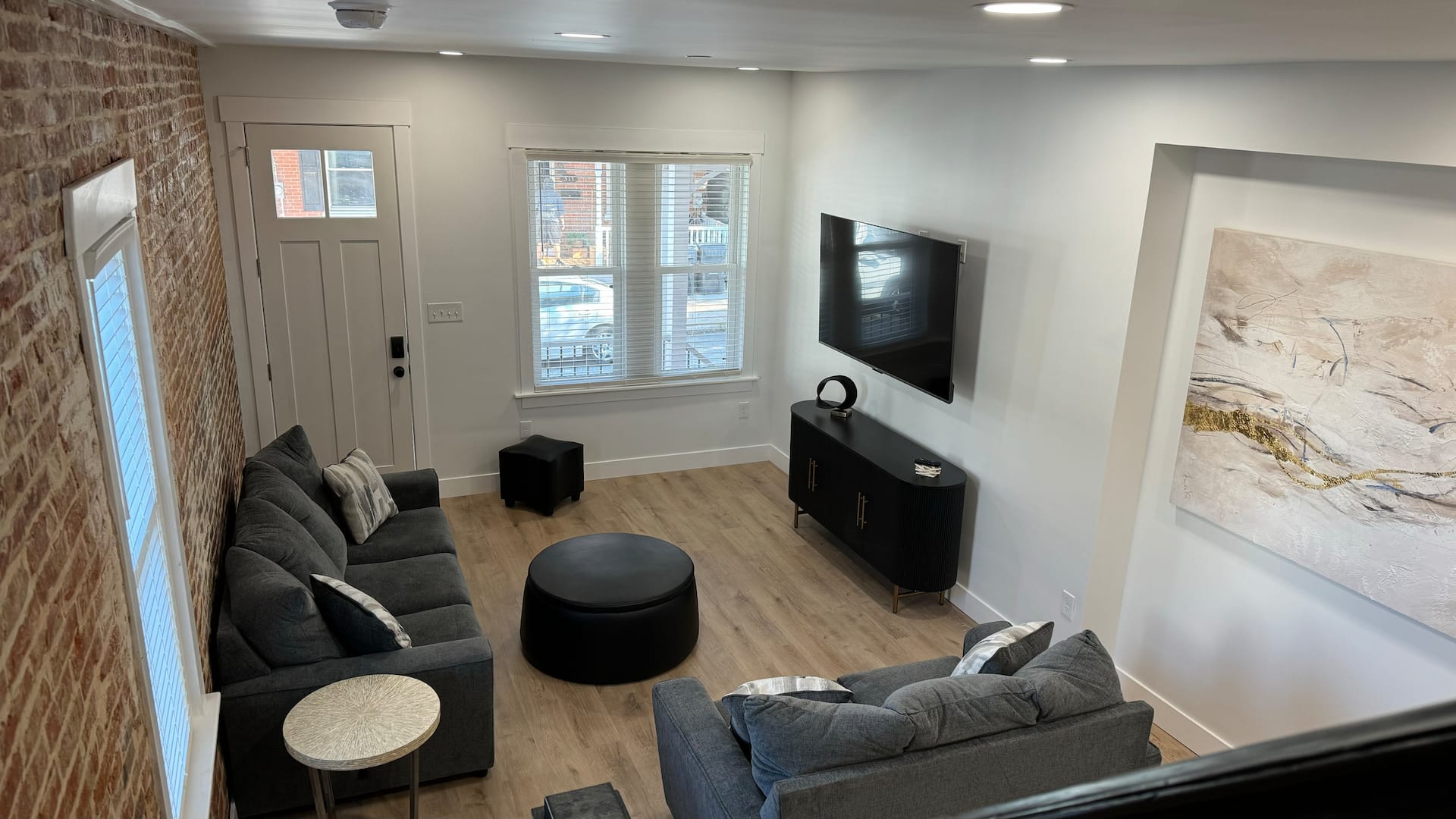 South Side Beauty 4br,2 bath. Central air, parking