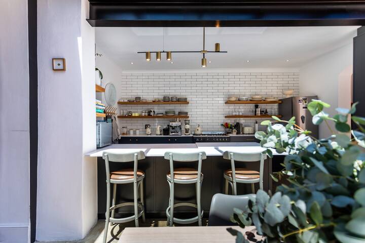 Stylish Victorian /Tamboerskloof gallery image 5