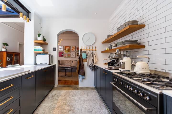 Stylish Victorian /Tamboerskloof gallery image 3