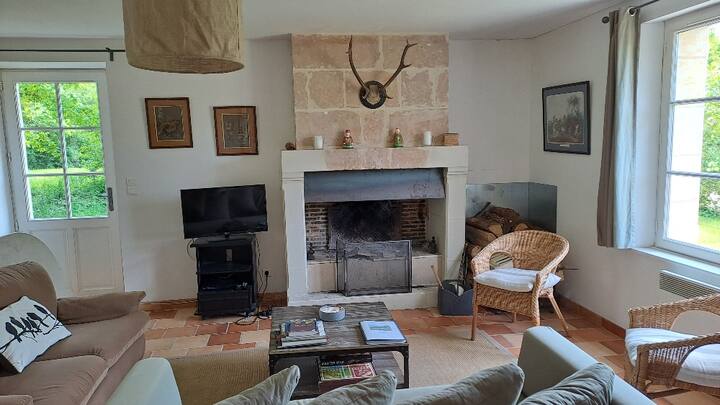 30平方米的客厅，带壁炉，直通花园，办公桌区域，无线网络，电视，DVD播放器，高保真音响频道，图书馆，棋盘游戏