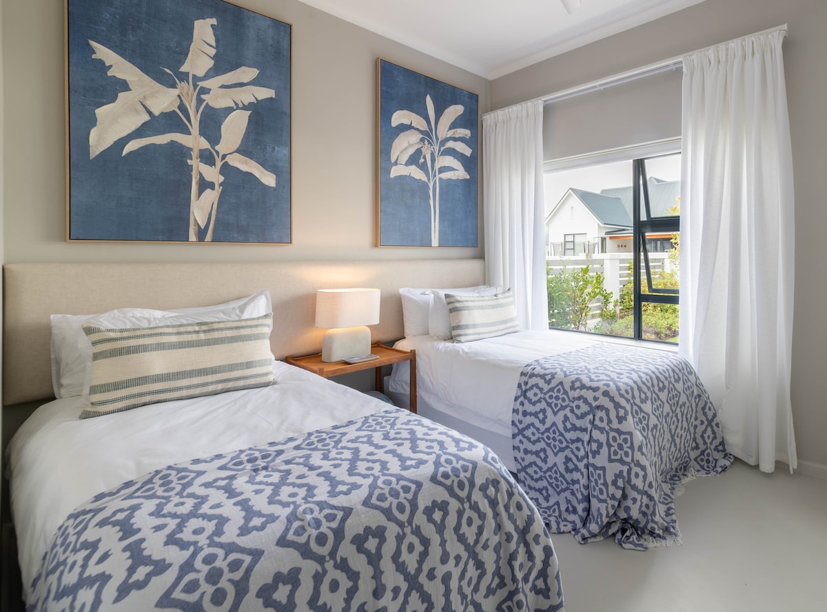 第二间卧室配有两张单人床和一个从墙到墙的床头板，如果需要，可以轻松过渡到一张加大双人床。 房间配有吊扇和遮光百叶窗，以及充足的储物空间和大镜子。