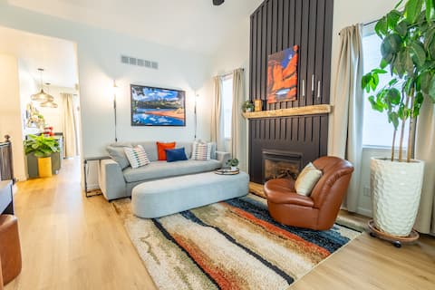 "Gleneagle Getaway"- HOT TUB and 5 minutes to AFA!