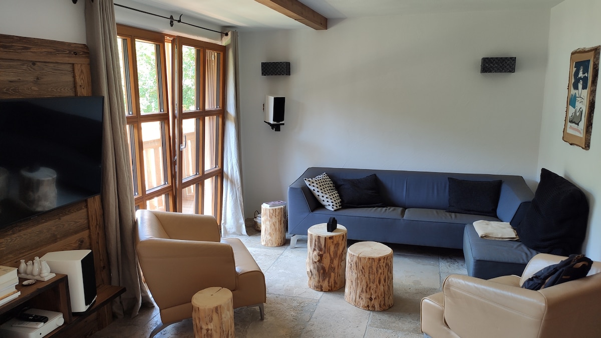 Appartement Damiaan
Damiaan 70m² pour max. 6 personnes avec 2 chambres séparées, banc de couchage, salle de bains, toilettes séparées, cuisine entièrement équipée, coin repas avec banc d'angle, salon.