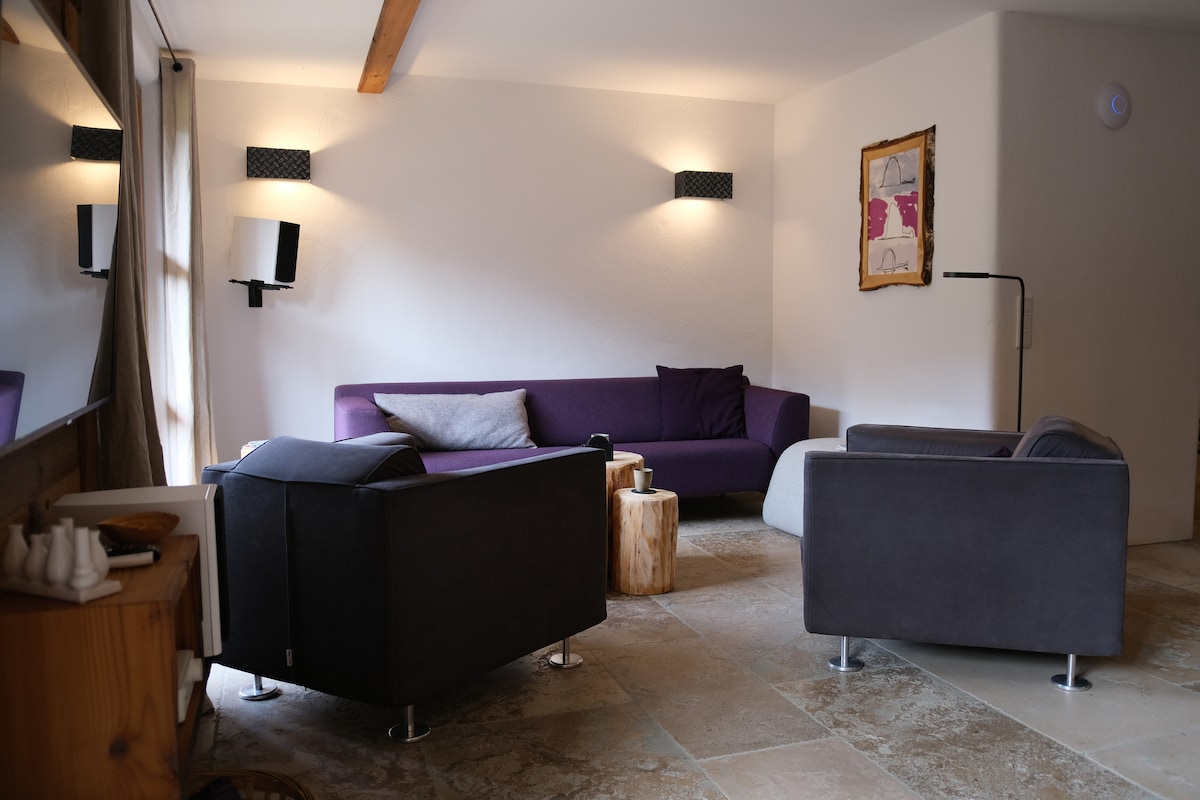 Appartement Dietrich
Dietrich 70m² pour max. 6 personnes avec 2 chambres séparées, banc de couchage, salle de bains, toilettes séparées, cuisine entièrement équipée, coin repas avec banc d'angle, salon.