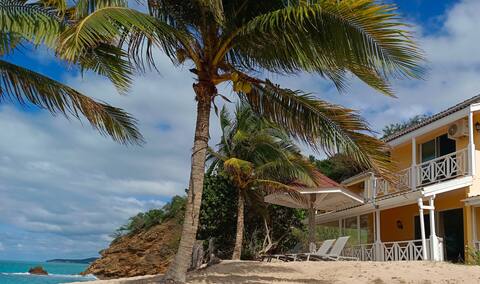 Beachfront beautiful and comfortable villa