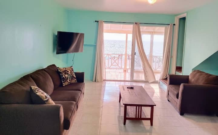 הסלון כולל טלוויזיה ומיטה זוגית נוחה, מושלמת למנוחה אחרי יום של סיור באי. העיצוב הפתוח משלב את פינת האוכל, המטבח והמרפסת, מה שהופך אותו לאידיאלי לשיתוף רגעים מיוחדים עם יקיריכם.