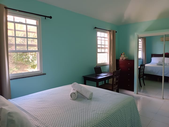 חדר נוח ונעים עם מיטת קווין סייז ופינת עבודה. בנוסף, הוא כולל שידה ושפע של ווים לתליית בגדים ולהתמקם בנוחות. בחדר יש גם חדר רחצה פרטי וארון כניסה.