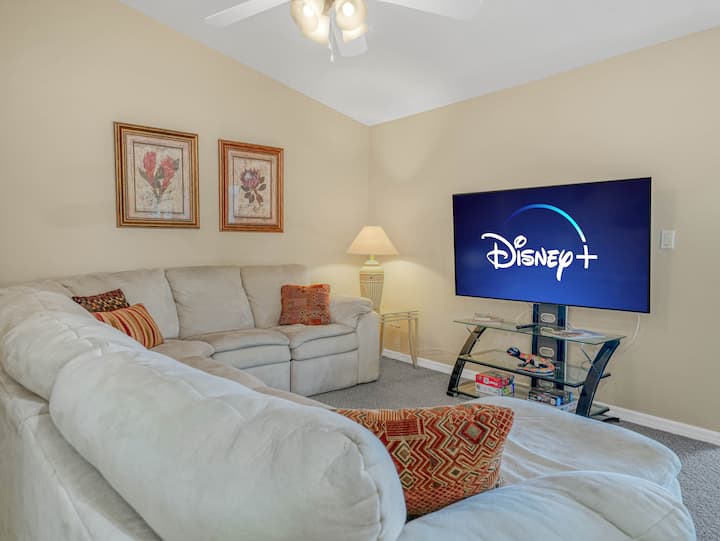 ห้องนั่งเล่นมีโซฟาแบบแยกส่วนที่สะดวกสบายมากพร้อมเตียงแบบดึงออกขนาดใหญ่และเก้าอี้เอนหลังเพื่อรับชมทีวีและภาพยนตร์บนทีวีซัมซุงขนาด 65”  ห้องนั่งเล่นเชื่อมต่อกับห้องอาบแดดผ่านประตูฝรั่งเศส 2 บานที่ทำให้คุณเห็นวิวทะเลสาบแคร์รี่