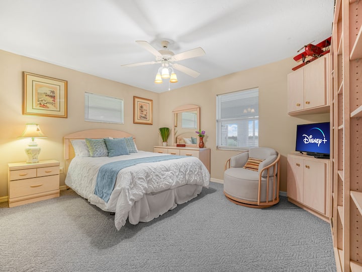 ห้องนอนที่ 2 ขนาดใหญ่มีเตียงควีนไซส์ Tempur-Pedic แบบปรับได้