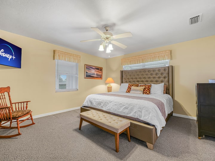 มีเตียงคิงไซส์แคลิฟอร์เนียในห้องนอนใหญ่พร้อมห้องน้ำในตัวและที่อาบน้ำฝักบัว และอ่างล้างหน้าที่ 2 และโต๊ะเครื่องแป้งในโถงทางเดิน  อีก 2 ห้องนอนอยู่ฝั่งตรงข้ามบ้านเพื่อความเป็นส่วนตัว