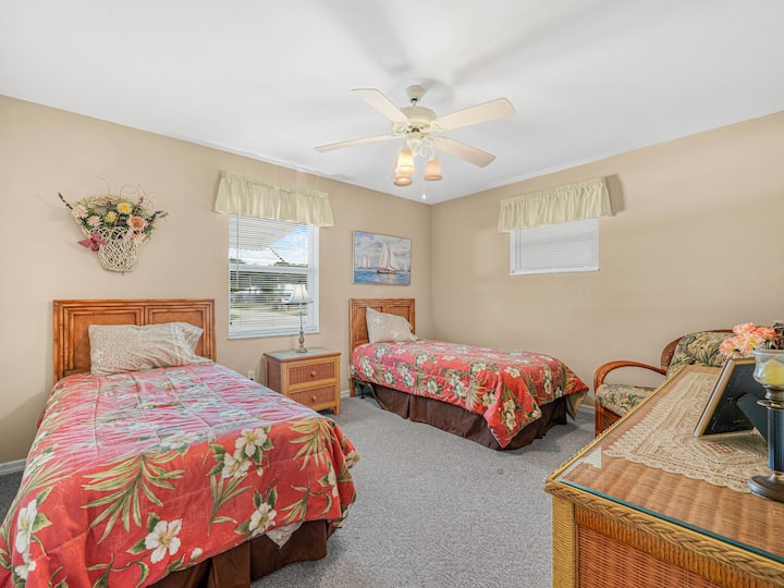 ห้องนอนที่ 3 มีเตียงเดี่ยวที่สะดวกสบายสองเตียงพร้อมเฟอร์นิเจอร์หวาย