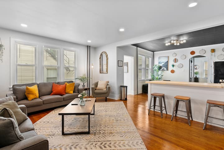 客厅明亮通风，阳光透过大窗户照射到硬木地板上。 其开放式设计与厨房无缝连接，营造出宽敞迷人的布局，非常适合娱乐和放松。