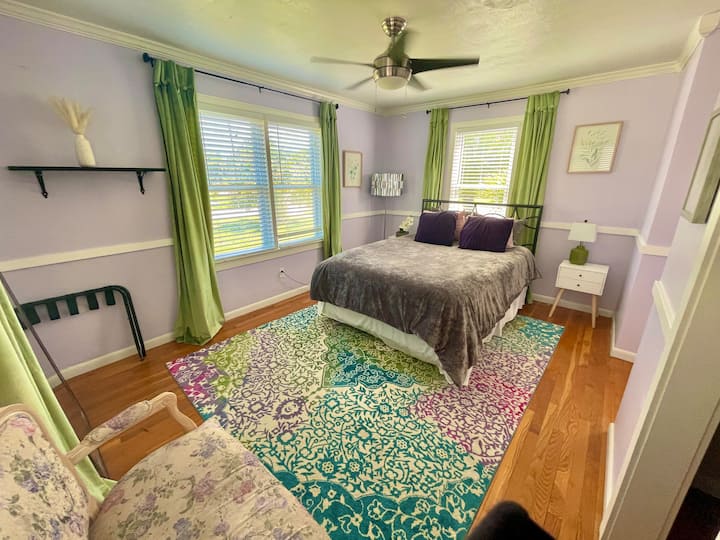 חדר שינה בפינה השלישית עם טונות של אור ווילונות האפלה לשינה שלווה