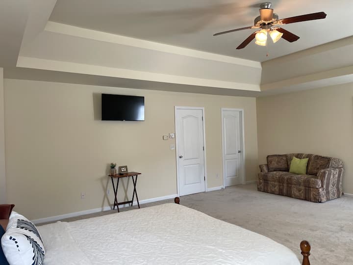 Televisión de buen tamaño que puede girar. Disfruta de espectáculos en la cama o en el sofá