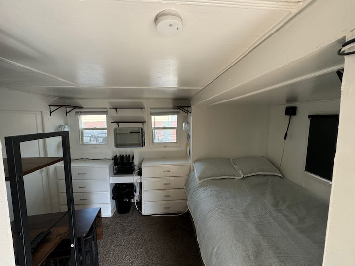 Dvojposteľ s nočnou lampou, nočné okno s tienidlami na zatemnenie okien