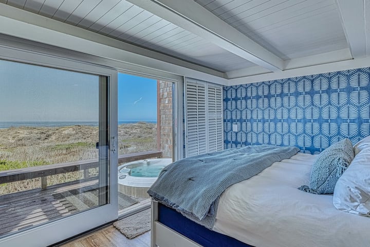 חדר שינה קינג על שפת הים עם נוף לאוקיינוס ולדיונות. ג'קוזי ודק תחתון נגישים גם מהמרפסת העליונה. (אורחים אחרים לא צריכים לעבור דרך חדר השינה הזה