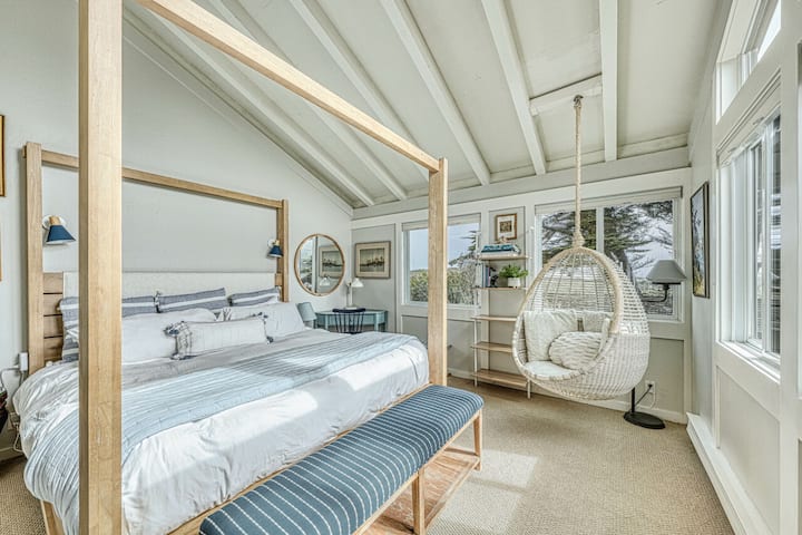 חדר שינה קינג בקומה העליונה בסלון. נוף של האוקיינוס מדרום והרי סנטה לוסיה ממזרח. 