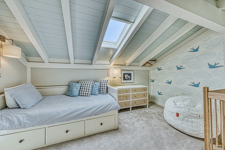 לופט מעל הסלון. מיטת יום זוגית הופכת למלך. 