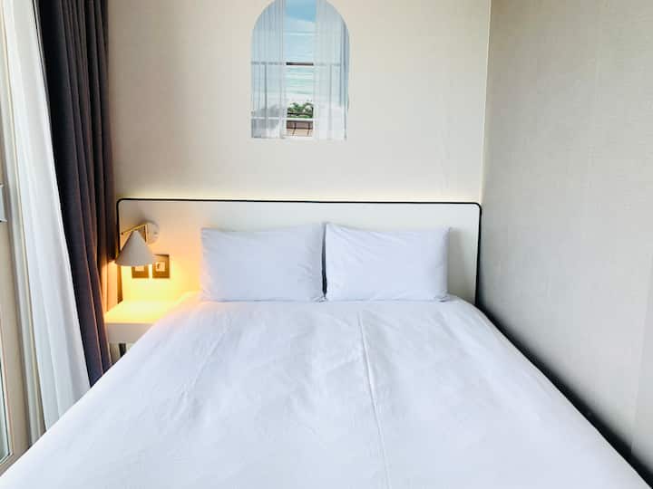 Druhá spálňa sa môže pochváliť výraznou údržbou izby, ktorá vám umožní ľahnúť si a vidieť more, sterilizovanú posteľnú bielizeň a zabezpečiť čistotu.