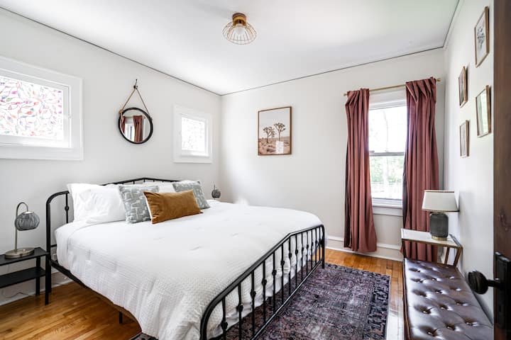 חדר שינה תחתון 2 /מיטת קינג סייז Tempur - Pedic/ ארון