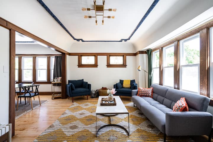 סלון עליון/ספה נפתחת/וילונות שחורים