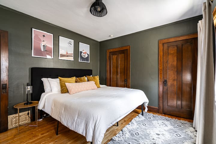 חדר שינה תחתון 1 /מיטת קינג סייז  / ארון /תריסי האפלה
