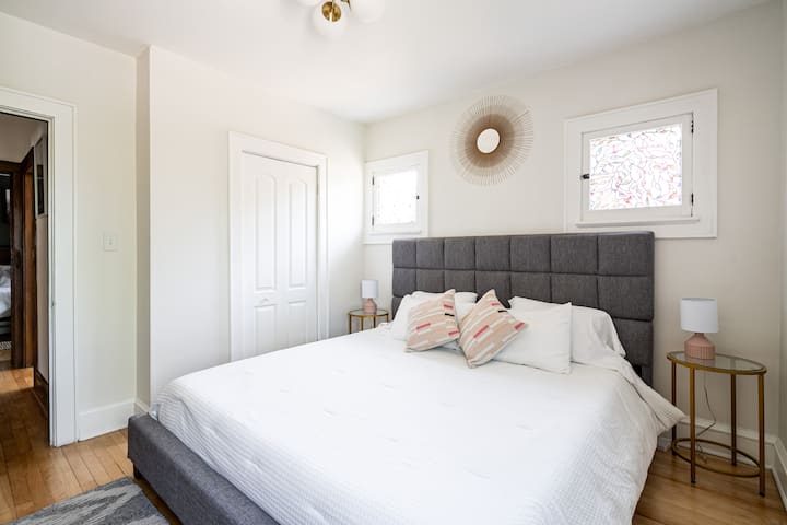 חדר שינה עליון 2 /מיטת קינג סייז Tempur - Pedic/ ארון