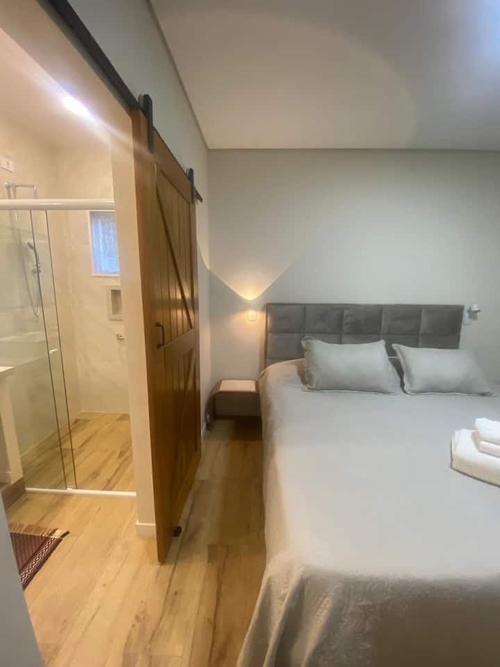 Neste quarto tem um banheiro privativo, com chuveiro duplo e a gás e bem amplo para melhores experiências!