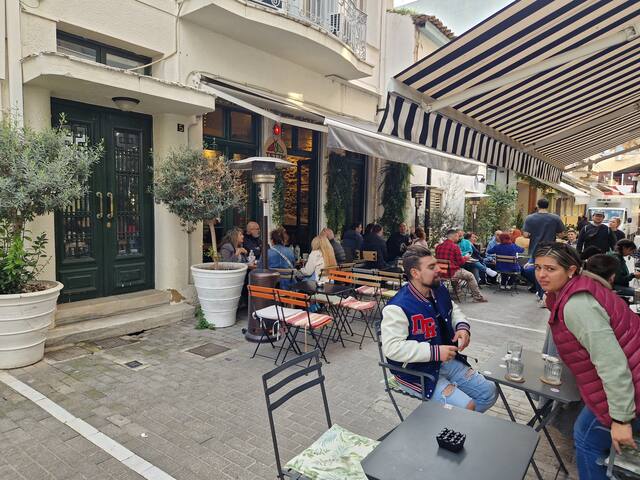 Monastiraki Psiri 3-bdr, 6-10p spacious court yard gallery image 2