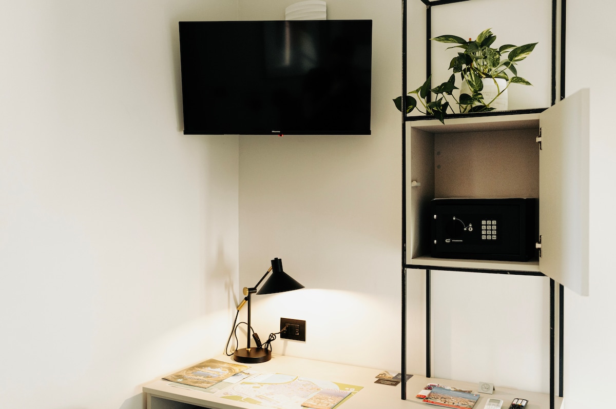 hapësirë tavoline me material ilustrues dhe të sigurt 