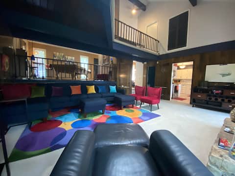 Beautiful Lenexa Home - 6 Beds, 
4+ BR, 3.5 BA