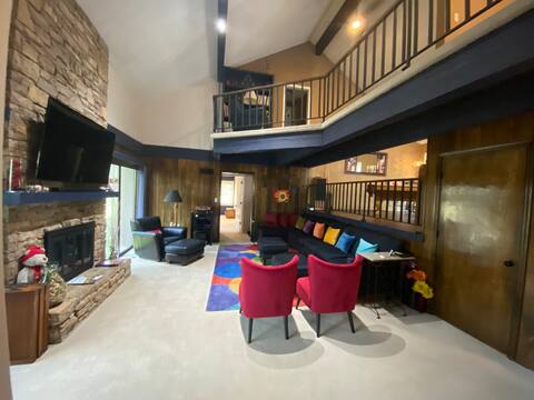 Beautiful Lenexa Home - 4+ BR, 3.5 BA