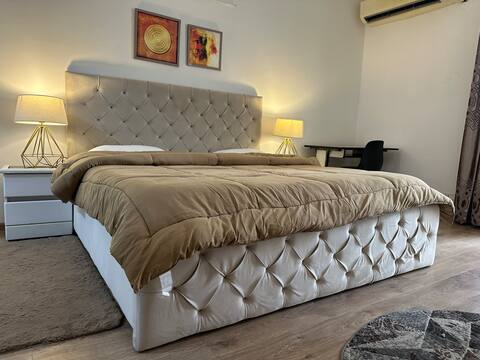 * Beautiful Spacious 3 bedroom apartment *